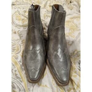 NWT Forever 21 Silver Metallic embroidered V-Shaped Western Ankle Boots Sz 9